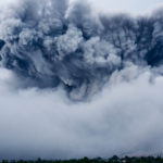 Vulkan Soputan na indonezijskom otoku Sulawesi erumpirao je u nedjelju izbacivši pepeo 3 kilometra uvis, objavila je državna agencija za upravljanje katastrofama