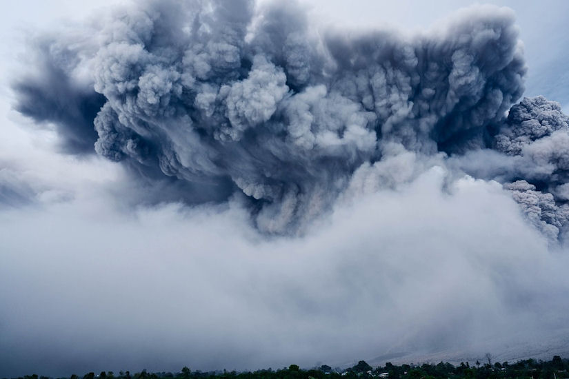 Vulkan Soputan na indonezijskom otoku Sulawesi erumpirao je u nedjelju izbacivši pepeo 3 kilometra uvis, objavila je državna agencija za upravljanje katastrofama