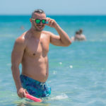 muškarac na plaži sunčano pljusak